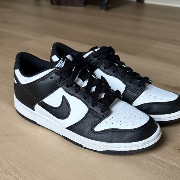 Nike Black and White Low-Top Sneakers Youth Size 6 LIKE NEW